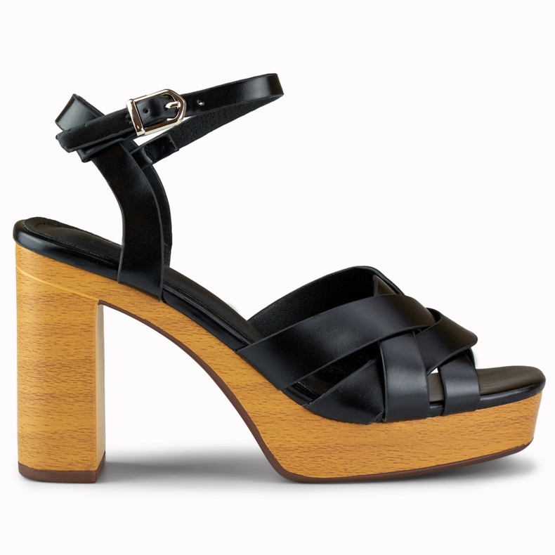 Schwarze Damensandalen am Pfosten