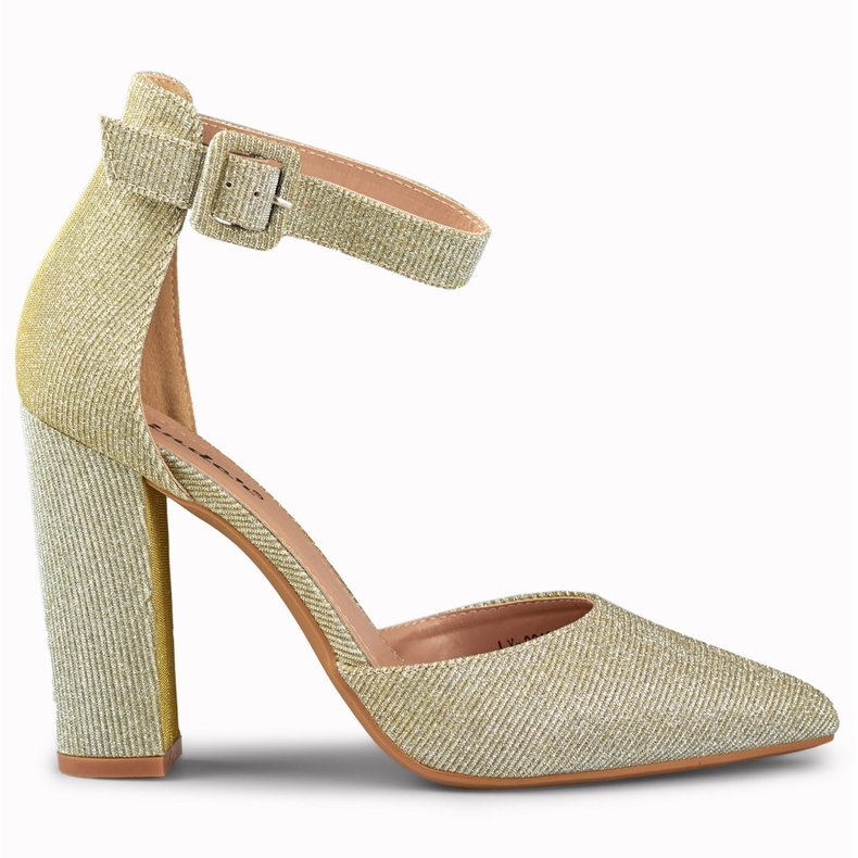 Goldene Brokatpumps, die am Knöchel befestigt sind