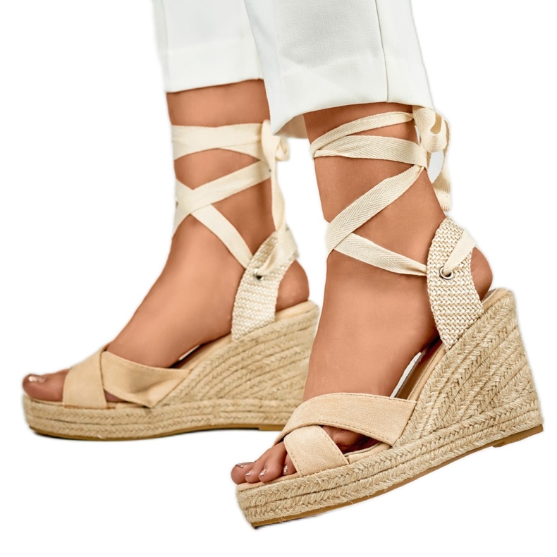 Beige Damensandalen auf der Plattform