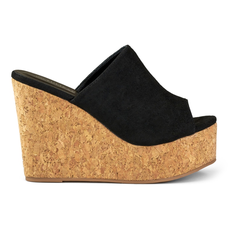 Schwarze Flip-Flops auf einem Korkkeil