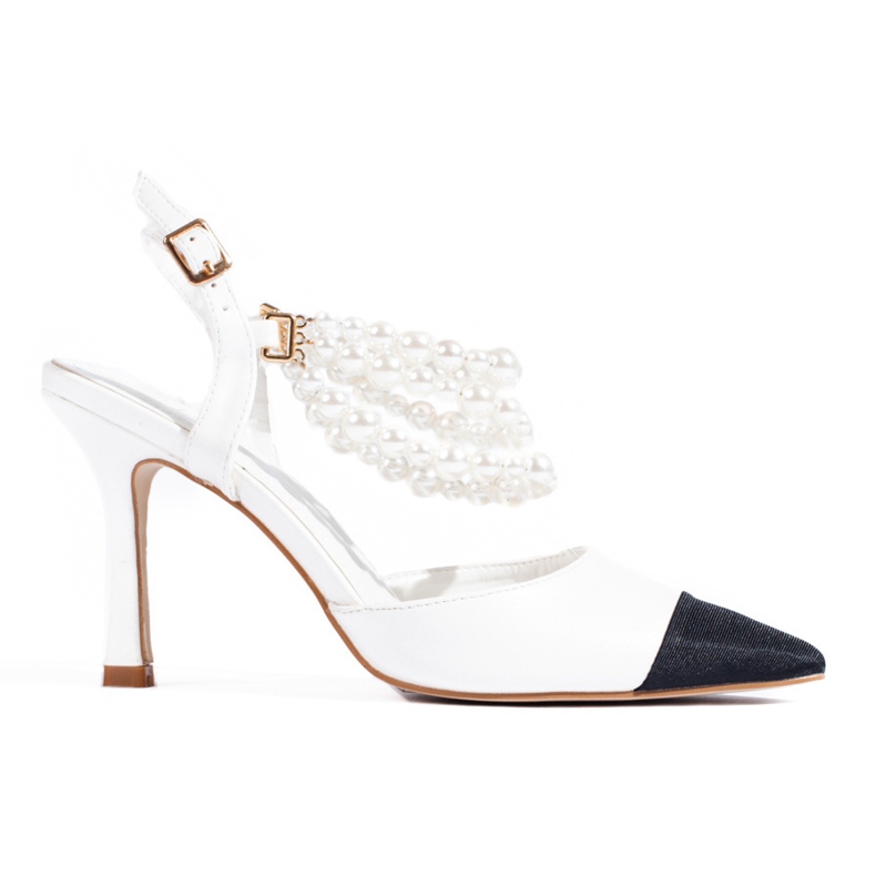 Weiße Pumps an einer Nadel mit Shelovet-Perlen