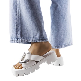 Weiße Flip-Flops mit Traktorsohle von Carceri