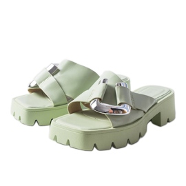 Grüne Pantoletten auf der Traktorsohle von Carceri