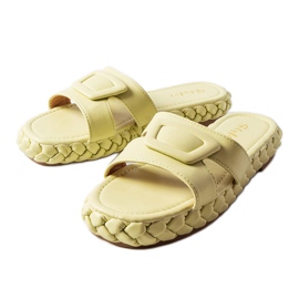 Grüne Hausschuhe auf der Francesco-Plattform