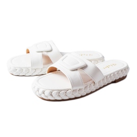 Weiße Pantoffeln von Francesco auf dem Bahnsteig