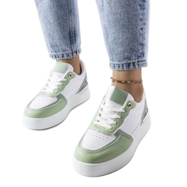 Grüne Turnschuhe auf der Tooele-Plattform