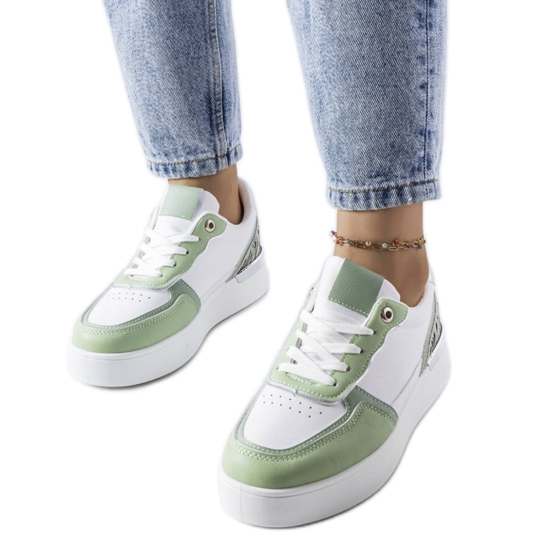 Grüne Turnschuhe auf der Tooele-Plattform