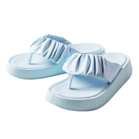 Blaue Flip-Flops mit Rüschen