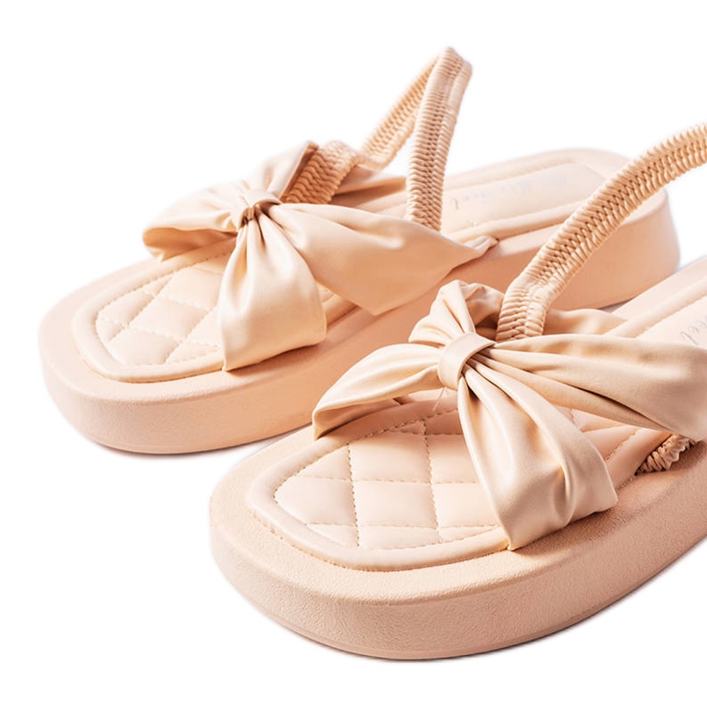 Beigefarbene Plateausandalen von Montagna