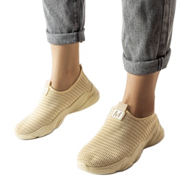 Beigefarbene Slip-On-Sneaker von Azalee