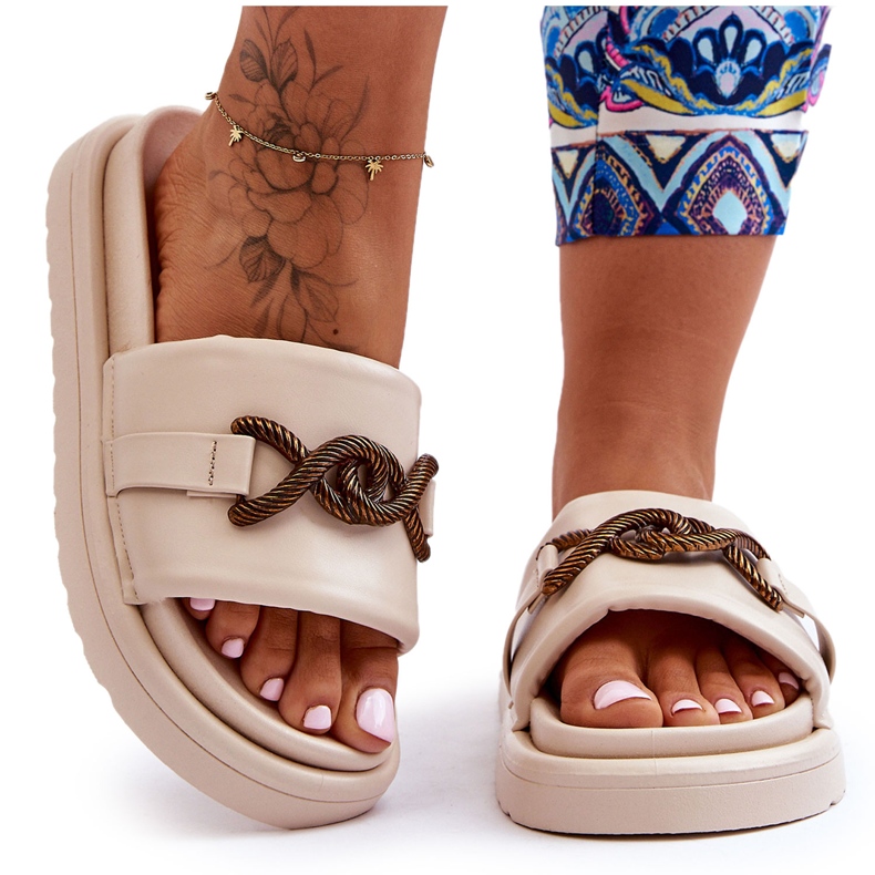 Damensandalen mit beigefarbener Rückseite