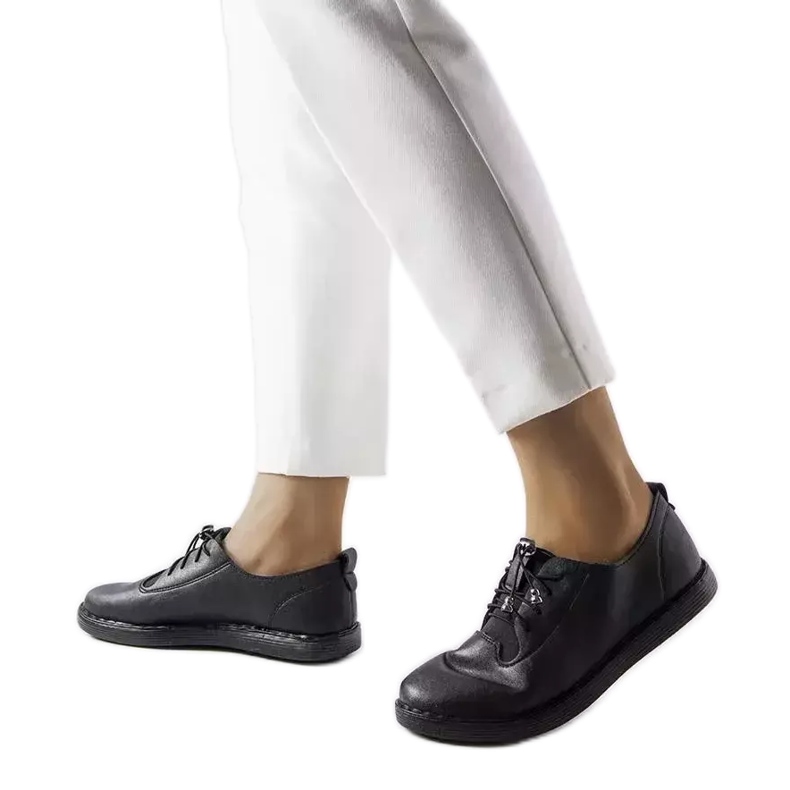 Schwarze leichte Brogues von Perrine