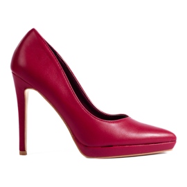 Burgunderrote elegante Pumps an einer Shelovet-Anstecknadel