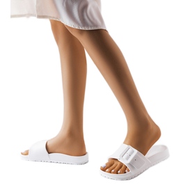 Weiße Gummi-Slider mit Nelm-Schnalle