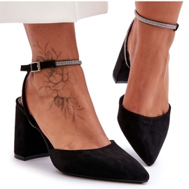 PG1 Wildlederpumps mit dekorativem Riemen in Schwarz von Lirosa