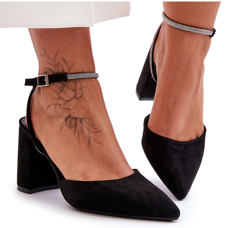 PG1 Wildlederpumps mit dekorativem Riemen in Schwarz von Lirosa