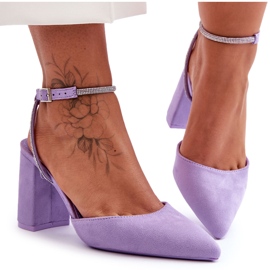 Wildlederpumps mit dekorativem Riemen Violett von Lirosa lila