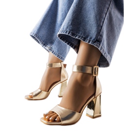 Goldene Blocksandalen von Marlens