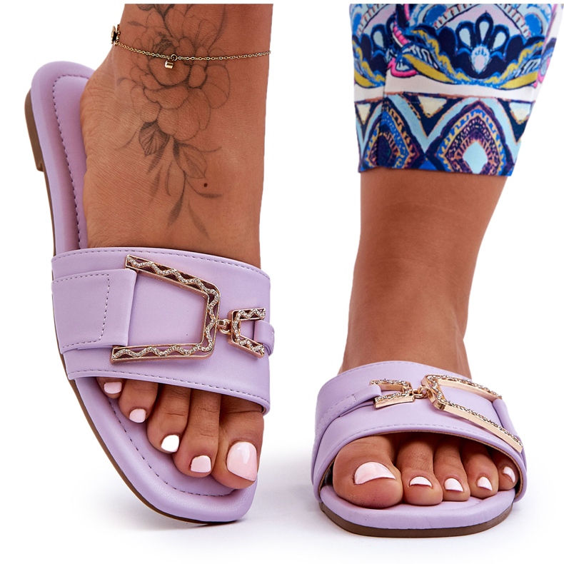 Klassische Damenhausschuhe mit verziertem Lila. Beeindruckend violett