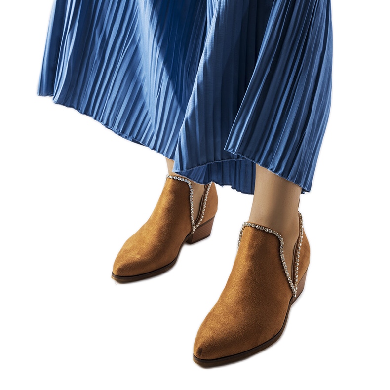 Braune Stiefel verziert mit Ditten-Strasssteinen