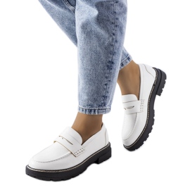 Weiße Brogues mit Lederinnensohle von Biddie