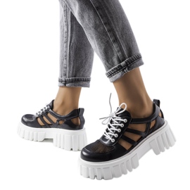 Schwarze Brogues mit massiver Emaline-Sohle