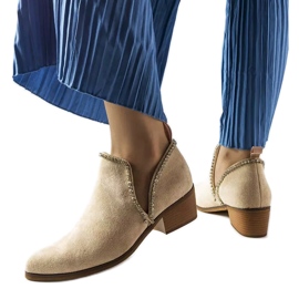 Beigefarbene Stiefeletten mit Ditten-Strasssteinen verziert