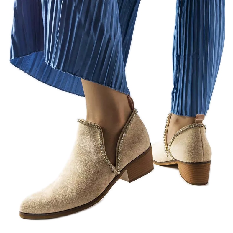 Beigefarbene Stiefeletten mit Ditten-Strasssteinen verziert