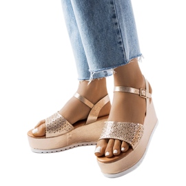 Goldene, durchbrochene Plateausandalen von Stockton