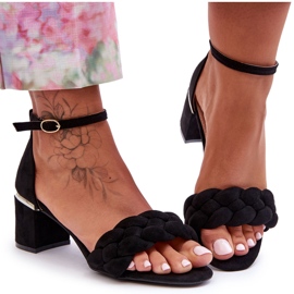 Geflochtene Sandalen aus schwarzem Wildleder von Essenza