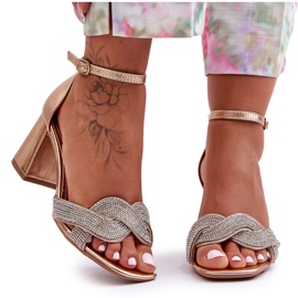 Sandalen mit niedrigem Absatz und Strasssteinen in Roségold von Monra golden