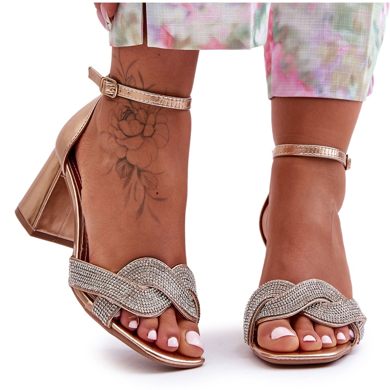 Sandalen mit niedrigem Absatz und Strasssteinen in Roségold von Monra golden