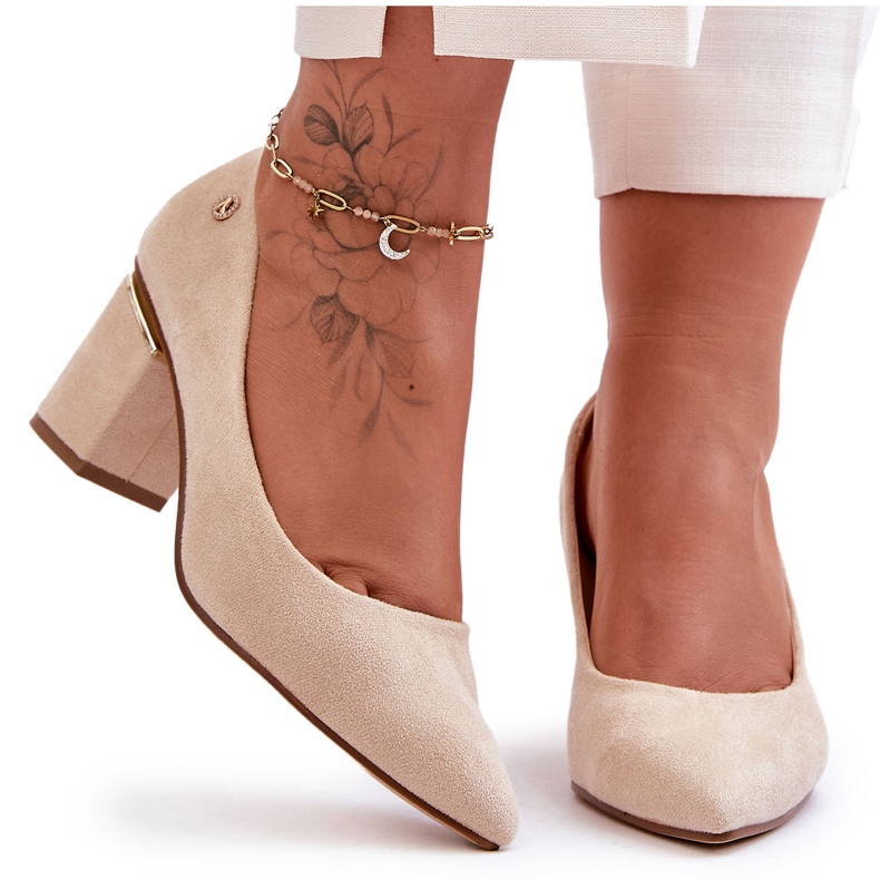 Klassische Wildleder-Pumps mit hohem Absatz und hellbeiger Derren-Verzierung