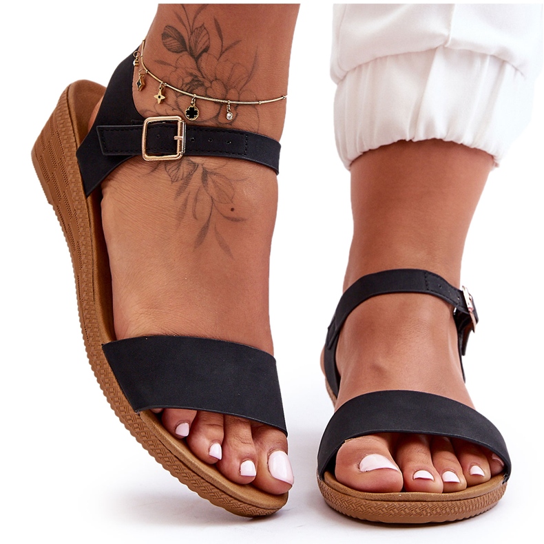 Klassische Sandalen mit niedrigem Keilabsatz in Schwarz von Arya