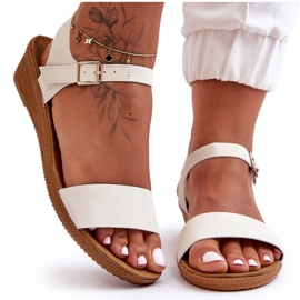 Klassische weiße Arya-Sandalen mit niedrigem Keilabsatz