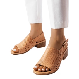 Wüstenbraune Sandalen mit niedrigem Absatz beige