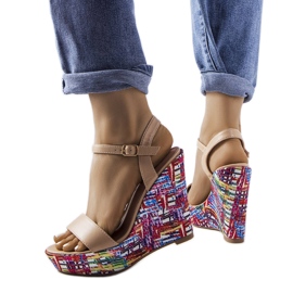 Beige verzierte Keilsandaletten von Fairmont