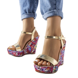 Goldene Keilsandalen von Fairmont