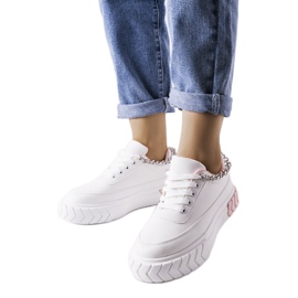 Rosa Sneaker mit Kette von Thilda weiß