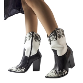 Halbschwarz-weiße Cowboystiefel mit Schlangeneinsätzen