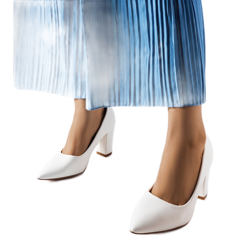 Weiße Maurelle-Pumps am Block