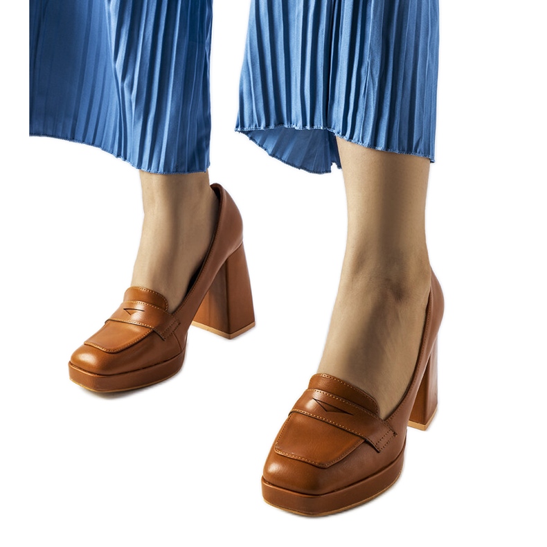 Braune Pumps mit hohen Absätzen von Inès