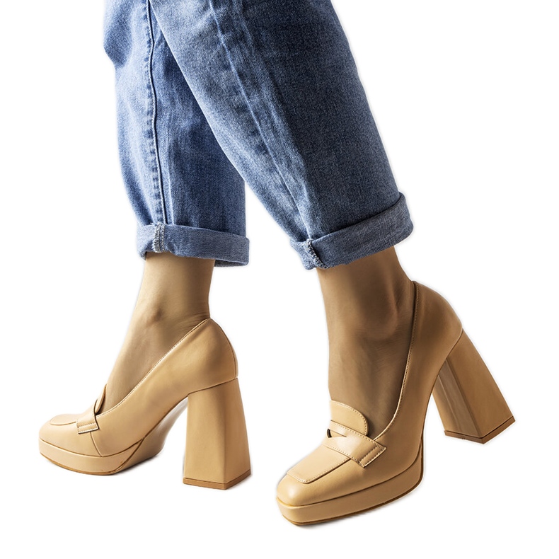 Beigefarbene Pumps mit hohen Absätzen von Inès