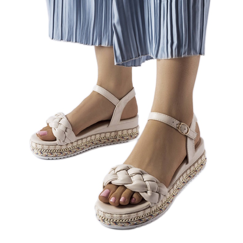 Beigefarbene Plateausandalen von Katrin grün