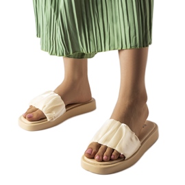 Beigefarbene, mit Rüschen verzierte Slider von Boulevard weiß