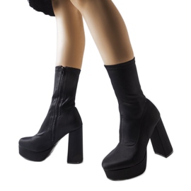 Schwarze Satinstiefel auf massivem Pfosten von Glus