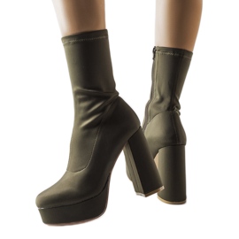 Inna Grüne Satinstiefel auf massivem Pfosten von Glus