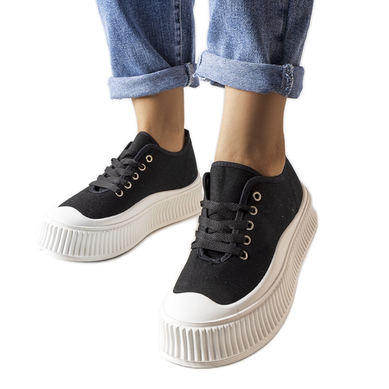 Inna Schwarze Sneakers und klobige Sohlen von Wallace