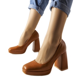 Braune Pumps mit hohen Absätzen von Mailly