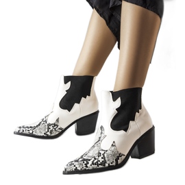 Weiße isolierte Cowboystiefel mit Schlangenmotiv von Goulet